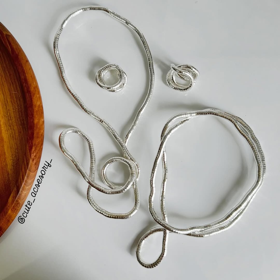 گردنبند و دستبند منعطف